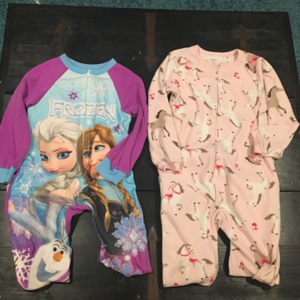 Set of foot pajamas